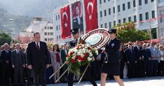 29 ekim bayram coskusu celenk sunumuyla basladi