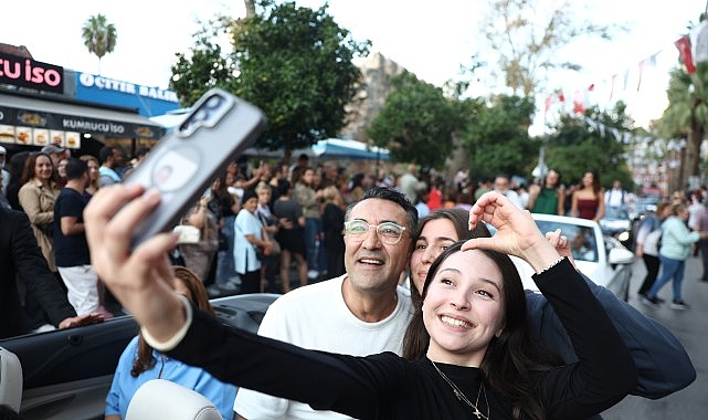 Antalya Altın Portakal Film Festivali’nde geleneksel kortej coşkusu 1 antalya altin portakal film festivalinde geleneksel kortej coskusu