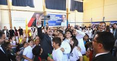 baskan aydin hasat zamaninda ciftcilerle bulustu
