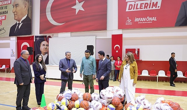 Bayraklı'daki Okullara Spor Malzemesi Desteği 1 bayraklidaki okullara spor malzemesi destegi