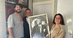cesme belediyesinden muhtarlar haftasinda anlamli hediye ataturk tablosu