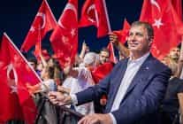 cumhuriyet bir ulkenin kullerinden yeniden dogusunda karanliga meydan okuyusundadir