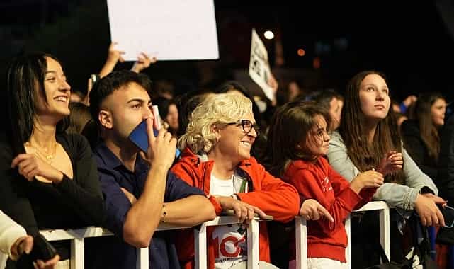 didimde cumhuriyet coskusu didimliler meydani doldurarak bayrami kutladi