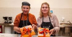 gonullu ellerden losemili cocuklara tatli hediye