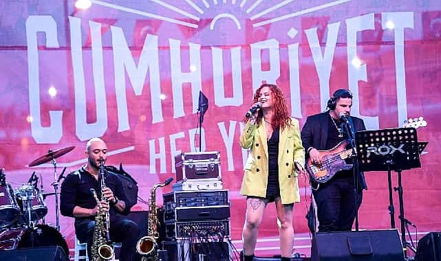 izmirde cumhuriyet kutlamalari devam ediyor