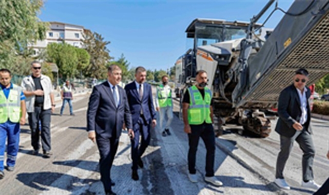 İzmir’in yollarında gece gündüz asfalt çalışması 1 izmirin yollarinda gece gunduz asfalt calismasi