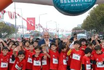 niluferde binden fazla ogrenci cumhuriyet icin kostu