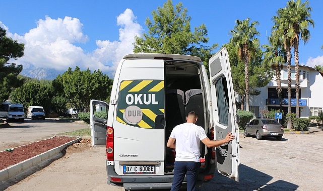 ukome ekipleri servis araclarini inceliyor