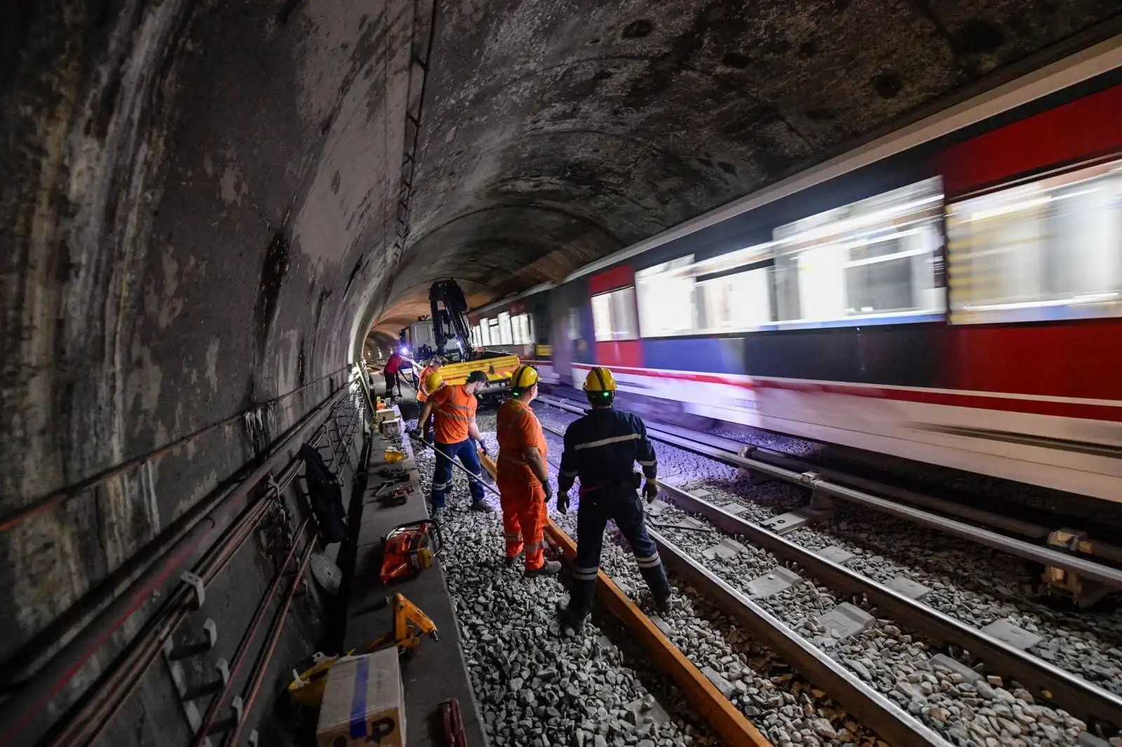 İzmir Metrosu’nda Gece Mesaisi: Raylar Yenileniyor