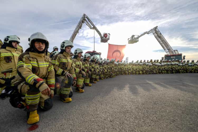 İzmir’de 139 yeni itfaiyeci göreve başladı
