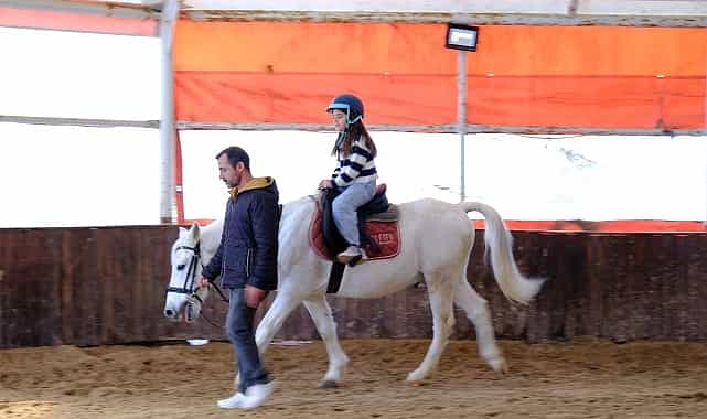 ara tatili at ustunde gecirdiler