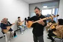 Mersin’de Sanatseverler Ücretsiz Enstrüman Kurslarına Akın Ediyor