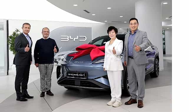 byd baskan yardimcisi stella li turkiyede ilk sealion 7 teslimatini gerceklestirdi