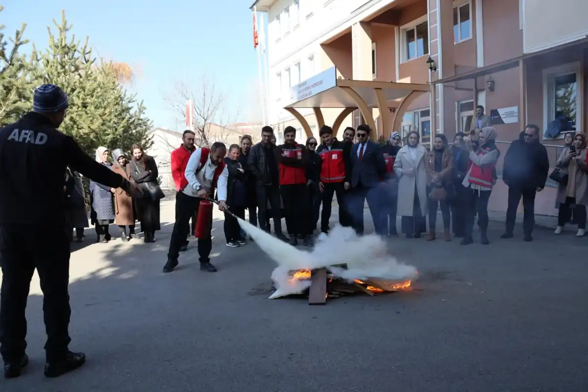 Erzurum’da Aile ve Sosyal Hizmetler’den Afet Hazırlık Eğitimi 1 Erzurum’da Aile ve Sosyal Hizmetler’den Afet Hazırlık Eğitimi