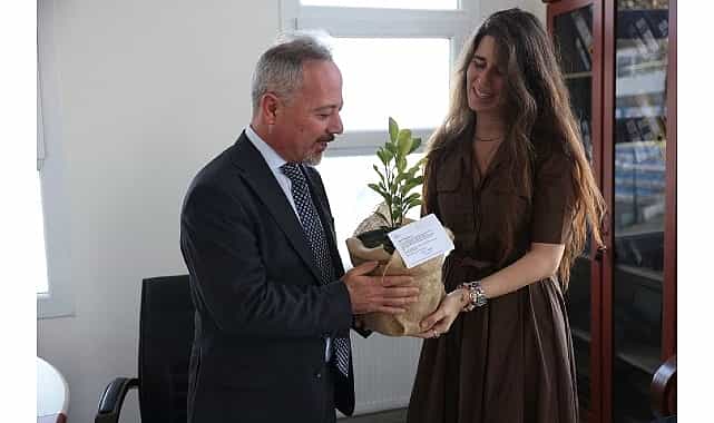 cesme belediyesinden ogretmenlere anlamli 24 kasim hediyesi