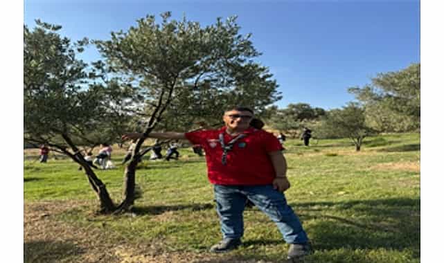 engelli yurttaslar ve yakinlari zeytin hasadinda bulustu