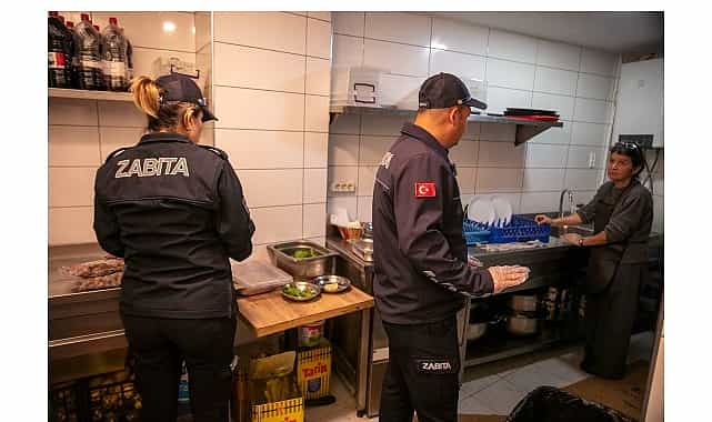 guzelbahce belediyesi zabita ekiplerinden restoranlara siki denetim