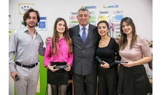 guzelbahcede belediyesinden 24 kasima anlamli hediye ogretmenlere isimli kalem