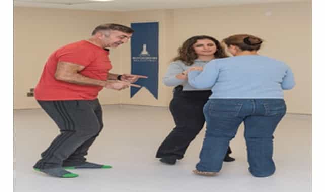 hissederek dans ettiler