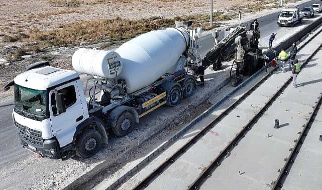 konya buyuksehir yeni tramvay hatti insaatinda trafigi kapatmadan ornek bir sistemle beton bariyer yapiyor