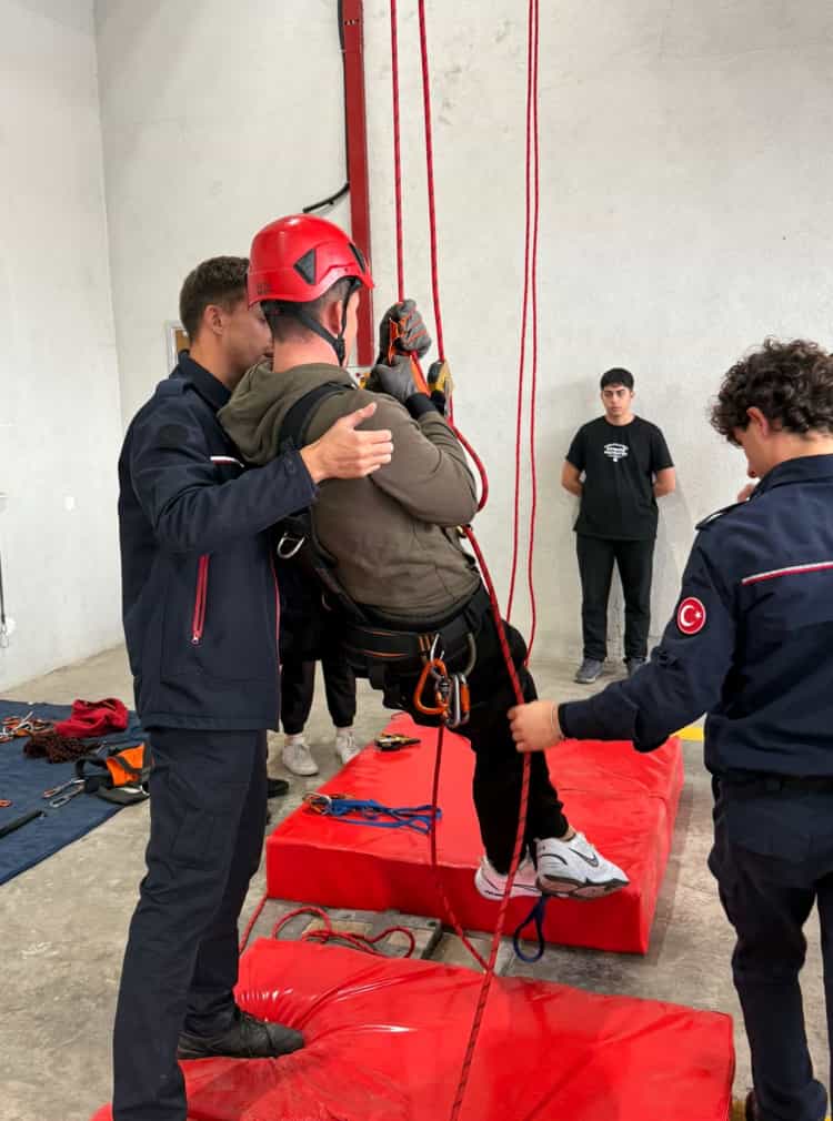 Kocaeli Üniversitesi İtfaiyeci Adayları, Kocaeli İtfaiyesi’ni Ziyaret Etti