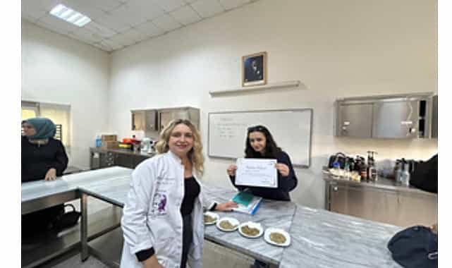 meslek fabrikasinda sertifika sevinci