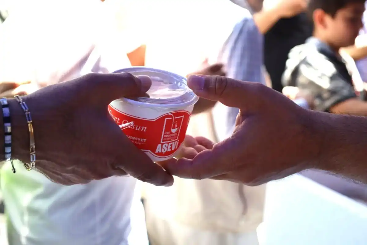 İzmit Belediyesi’nden Kandil Gününe Özel Helva İkramı