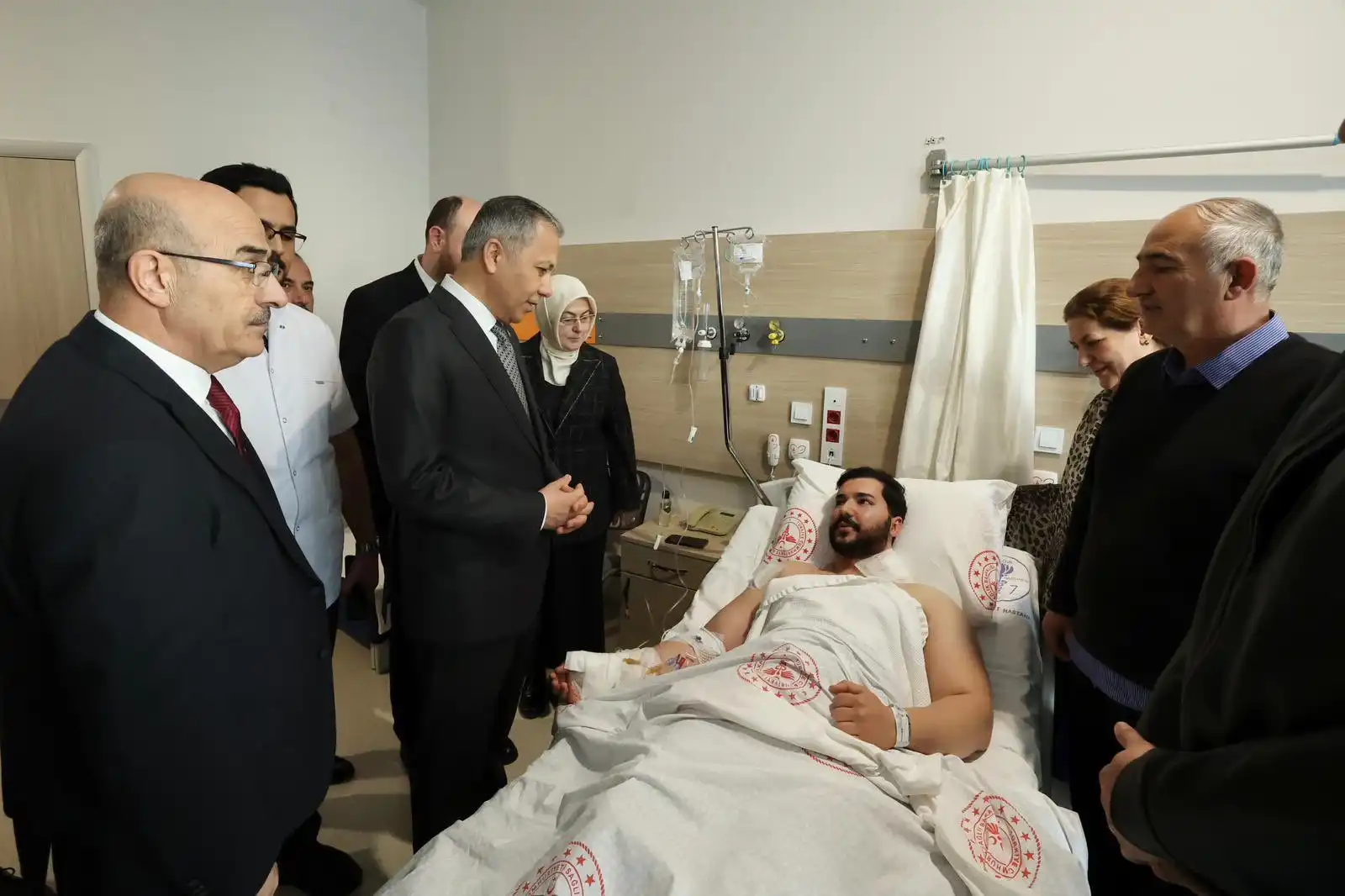 Bakan Yerlikaya Yalova’da Yaralı Polisleri Ziyaret Etti 1 Bakan Yerlikaya Yalova’da Yaralı Polisleri Ziyaret Etti