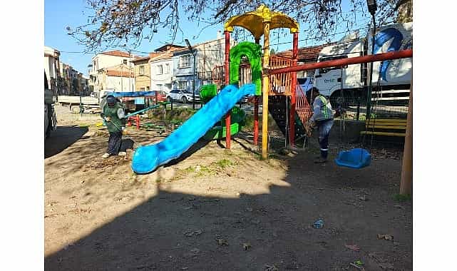 ayvalikta park ve bahceler ekiplerinden 7 24 yogun mesai
