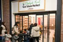 bornovada minik eller topraga dokunus