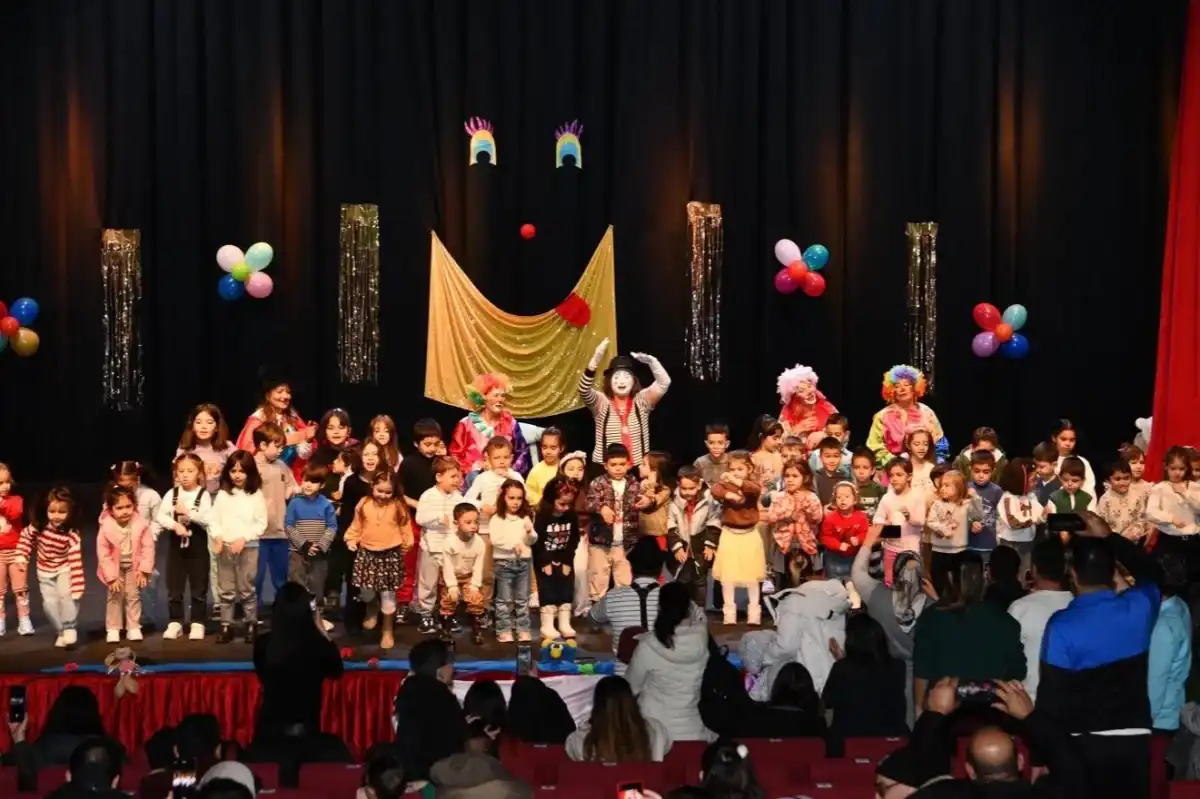 Balıkesir’de Tiyatro Sahnesi Çocuk ve Yetişkinleri Buluşturdu