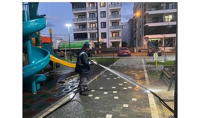 edremit belediyesinden parklarda hizli temizlik calismasi