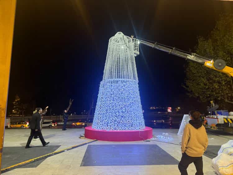 Tüpraş Stadyumu’nda çocuklar için 2 bin toptan yılbaşı ağacı