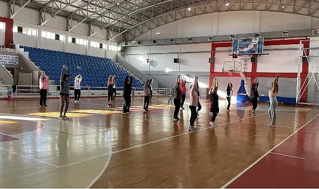 narlidere belediyesinin actigi aerobik kurslarina katilan kadinlar gune saglikli enerjik ve zinde basliyor