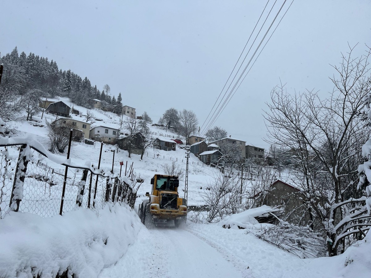 Trabzon’da Kar Yağışı 34 Mahalle Yolunu Kapattı 1 Trabzon’da Kar Yağışı 34 Mahalle Yolunu Kapattı