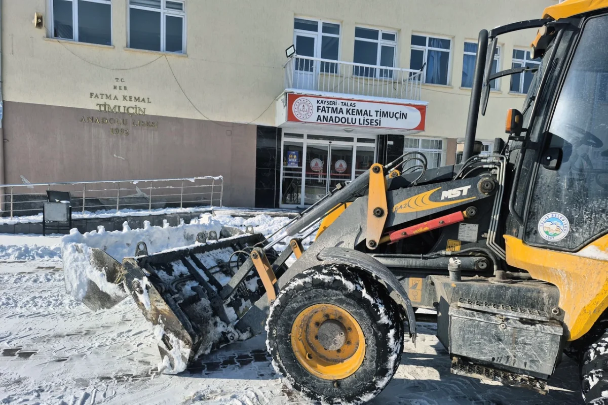 Talas Belediyesi’nden Okullara Kar Temizliği 1 Talas Belediyesi’nden Okullara Kar Temizliği