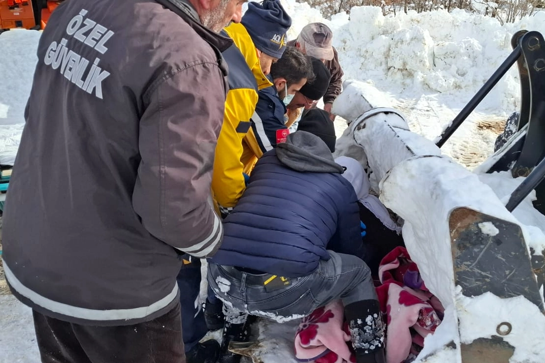 Malatya’da Kar Nedeniyle Mahsur Kalan Araç ve Vatandaşlara Müdahale