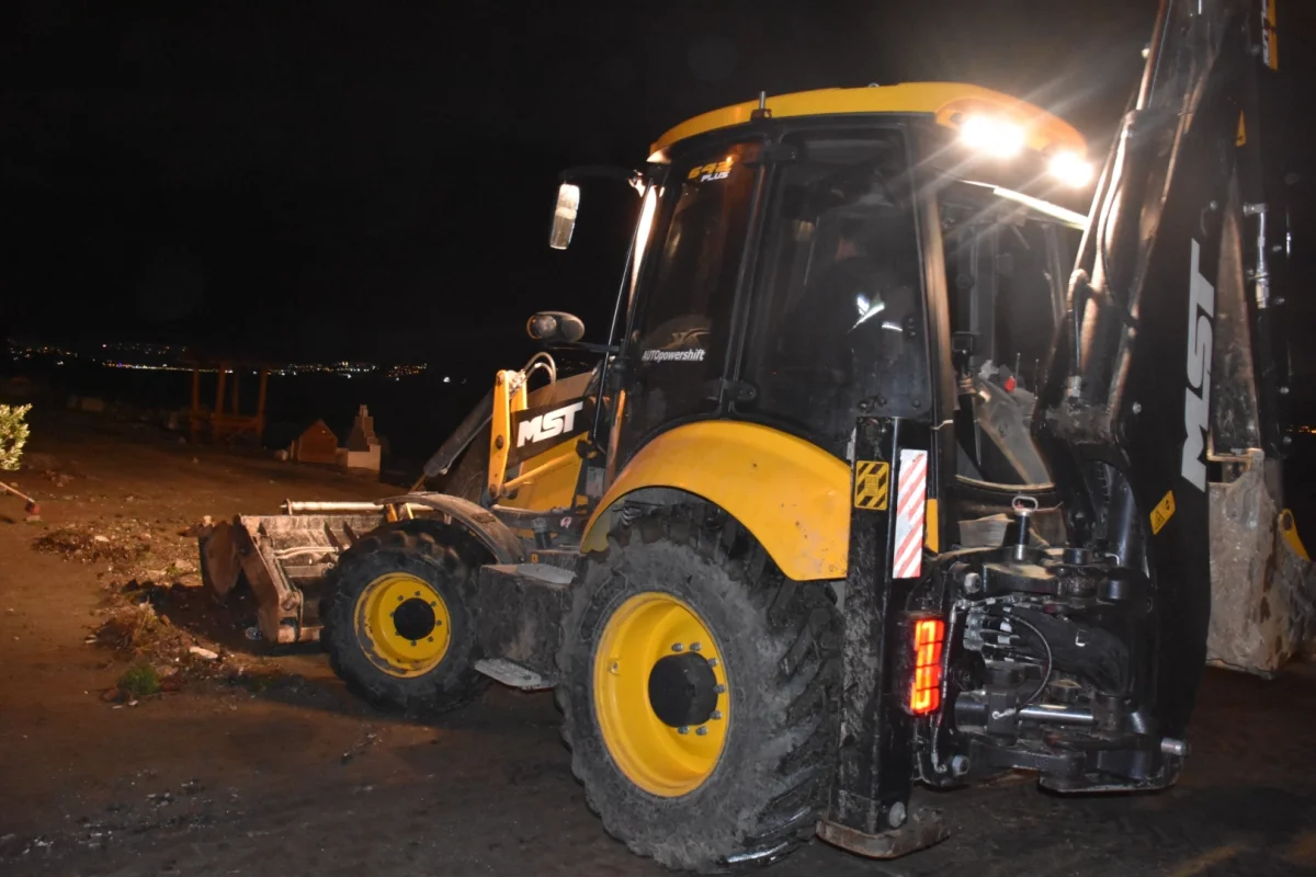 Gemlik Sahilleri Fırtına Sonrası Temizlendi 1 Gemlik Sahilleri Fırtına Sonrası Temizlendi