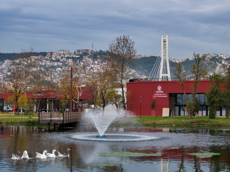 Kocaeli’de Göl Manzaralı Kütüphane İlgi Görüyor