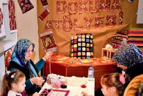 bornovada minik eller tezgah basinda