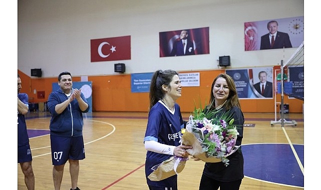 cesme belediyesi birimler arasi voleybol turnuvasi coskuyla tamamlandi