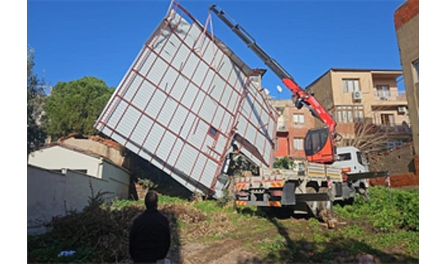 izmir buyuksehir belediyesi ekiplerinin saganak ve firtina mesaisi