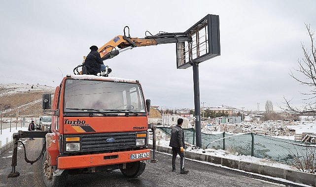nevsehirde sahipsiz totem ve levhalar kaldiriliyor