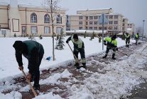 yaya guvenligi icin kar kureme ve tuzlama seferberligi devam ediyor